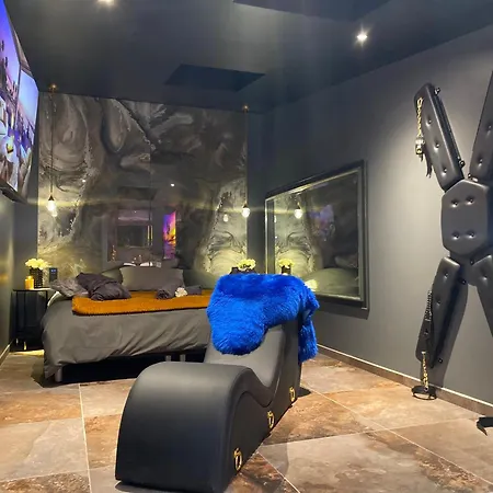 Oulala, Amour, Parking Prive Et Vive La Vie *